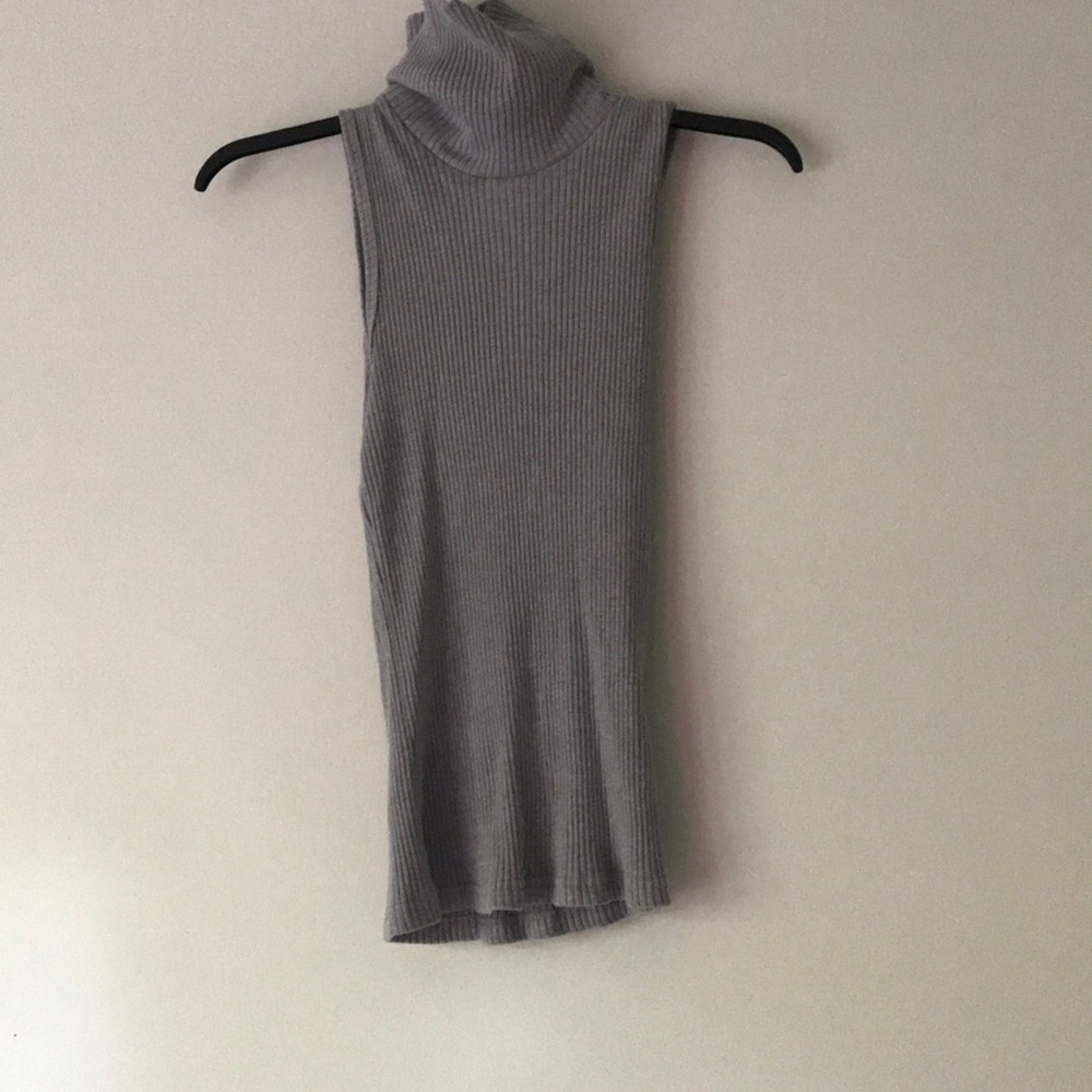 Ribbed sleeveless turtleneck